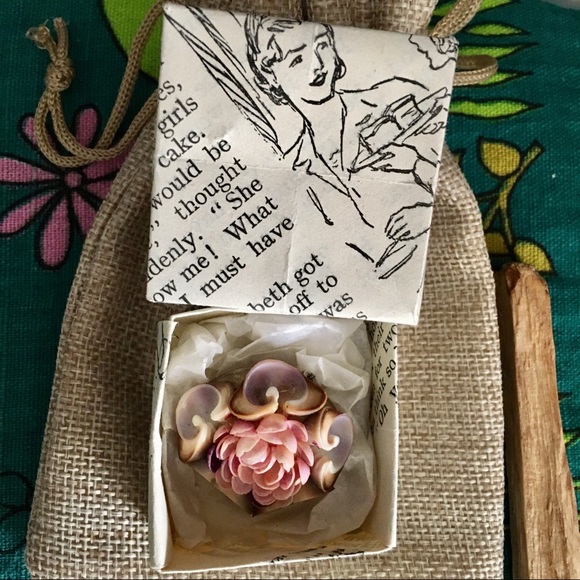 Vintage Seashells Pin Delicate Beauty Shell Brooch - Picture 2 of 10